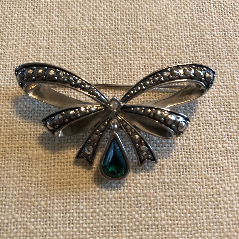 Beautiful silver ribbon pin with green stone